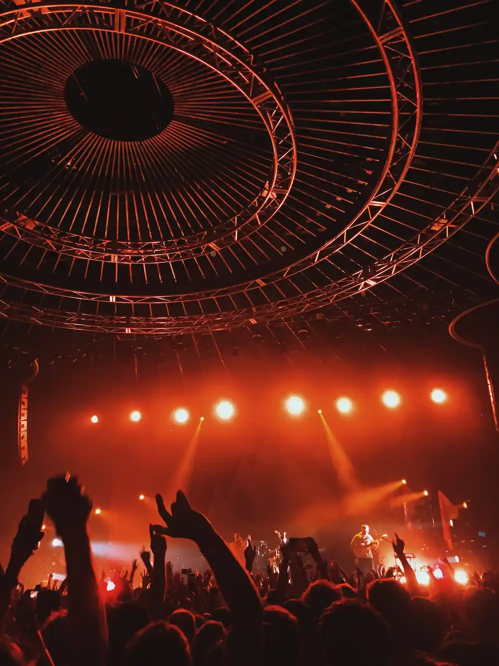 Photo d'un concert avec jeu de lumières oranges