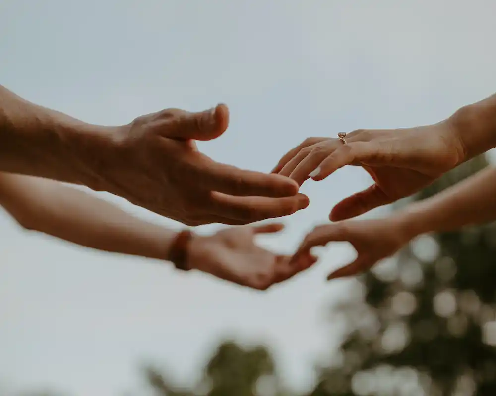 Mains jointes d'un couple de jeunes mariés