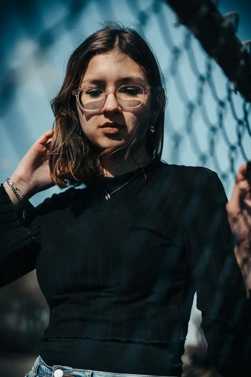 Portrait d'une jeune femme près du clôture